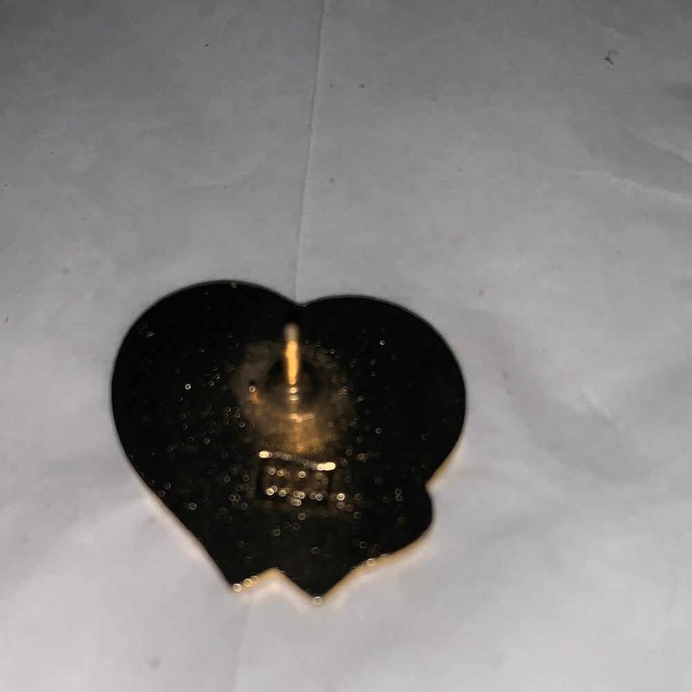 Red Tops Heart Enamel Pin - Picture 2 of 7